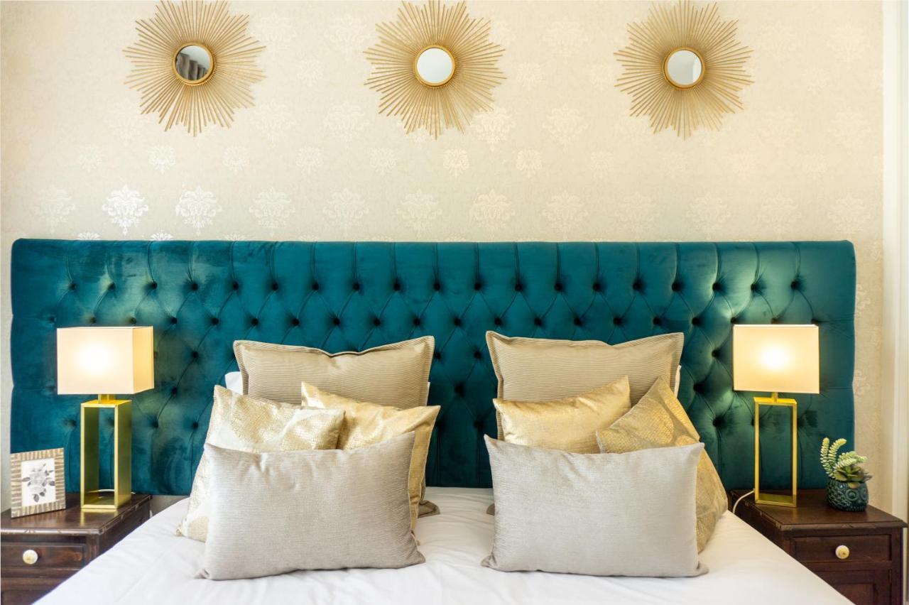 Gaze Out At The City In A Retro-Chic Getaway 리스본 외부 사진